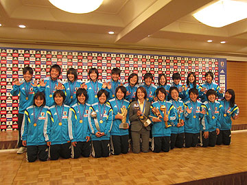 高倉麻子監督を中心に笑顔を見せるU-17女子日本代表の21人