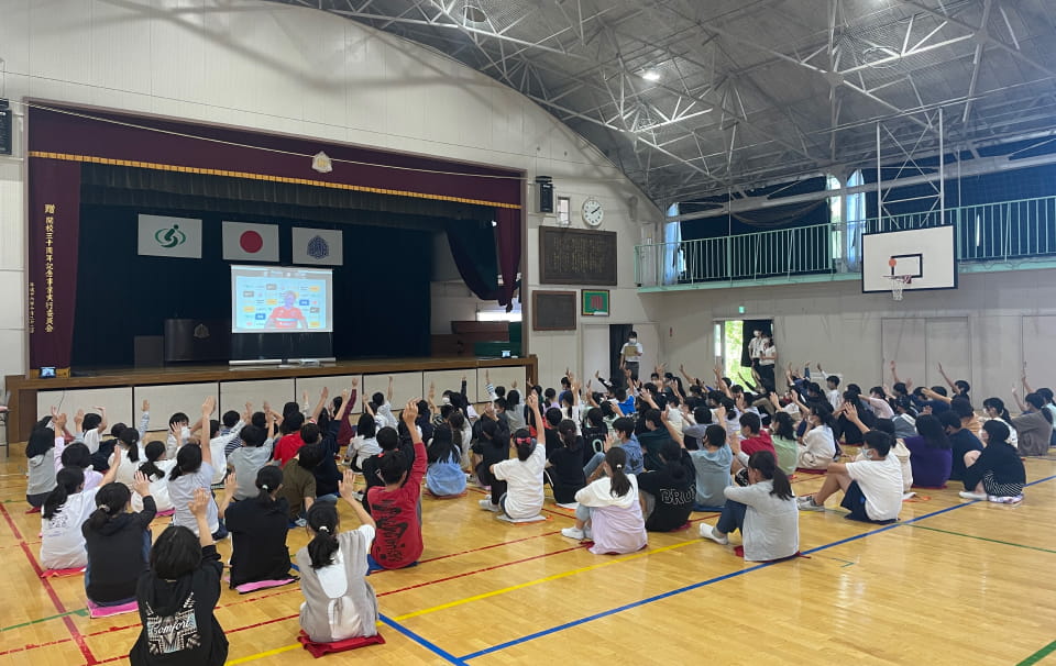 Image: A class in an elementary school gymnasium