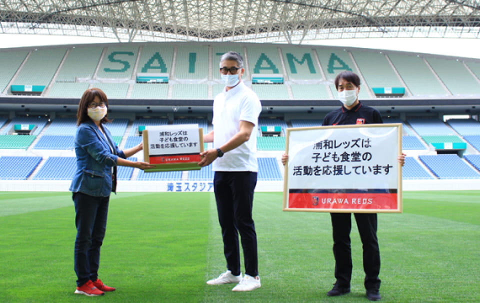 Image: Donating foodstuffs and beverages from the Saitama Stadium food stand