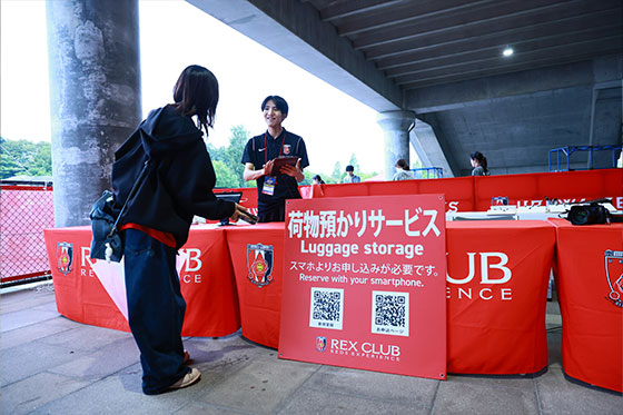 Luggage storage booth