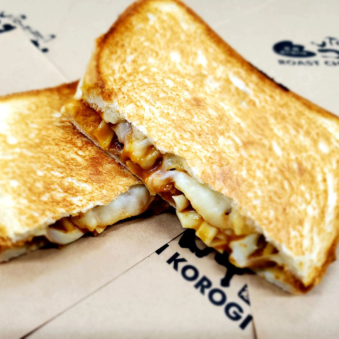 ローストチキンコオロギ『甘口カレーとチーズのホットサンド』