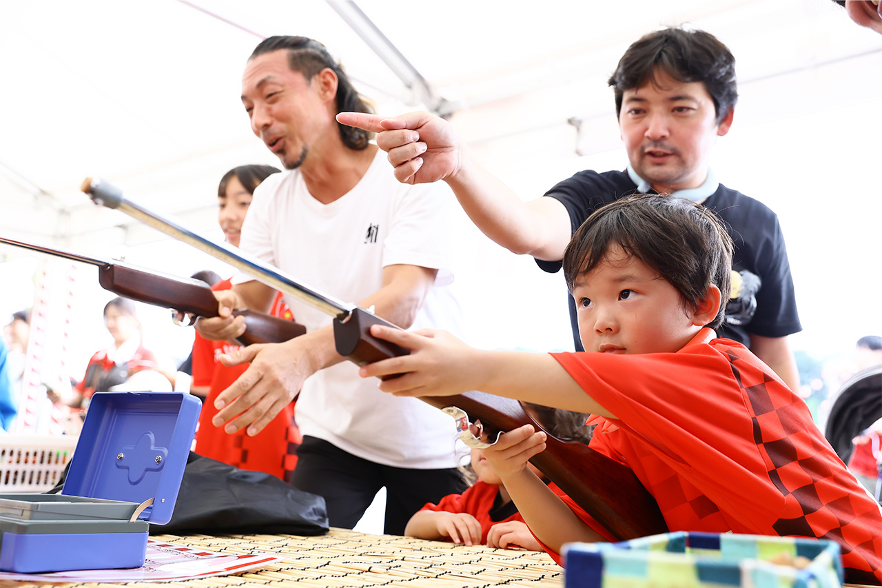 射的を楽しむ子ども