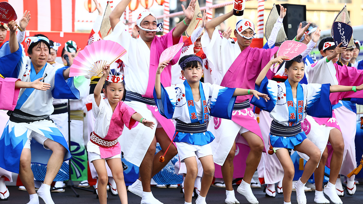 阿波おどりを披露する参加者