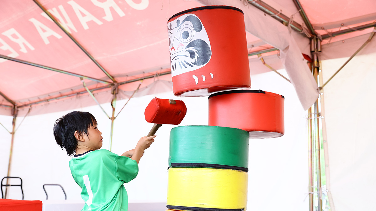 だるま落としに挑戦する子ども