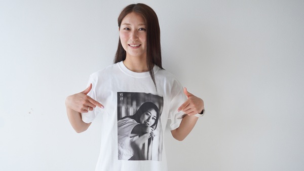 レッズレディース 塩越柚歩 Tシャツ 白 XL ミニ色紙 カード リストバンド レッズレディース 塩越柚歩 Tシャツ 白 XL ミニ色紙 カード