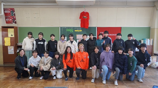 【活動報告】伊藤、後藤2選手が小学校訪問で児童と交流&5/10埼スタ開催の告知を実施