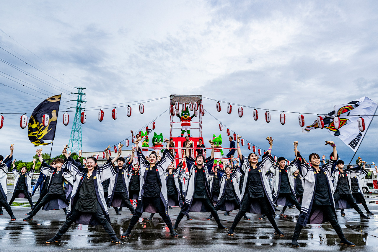 祭りの演舞を披露する参加者