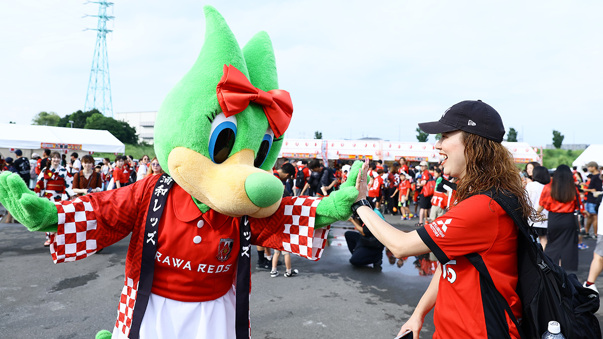 来場者とハイタッチするレディア