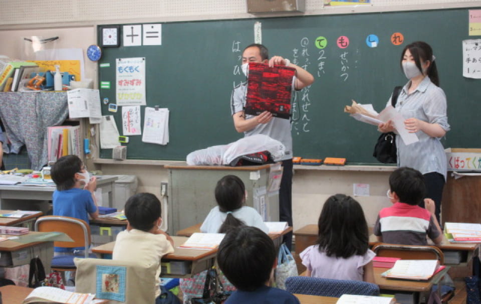 画像：小学校でお祝いしている様子