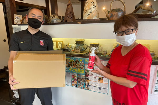 画像:株式会社エースより頂いたアルコール除菌スプレーを寄贈している様子
