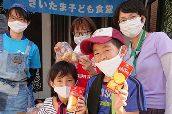 画像:ヤマザキビスケットのお菓子を寄贈している様子