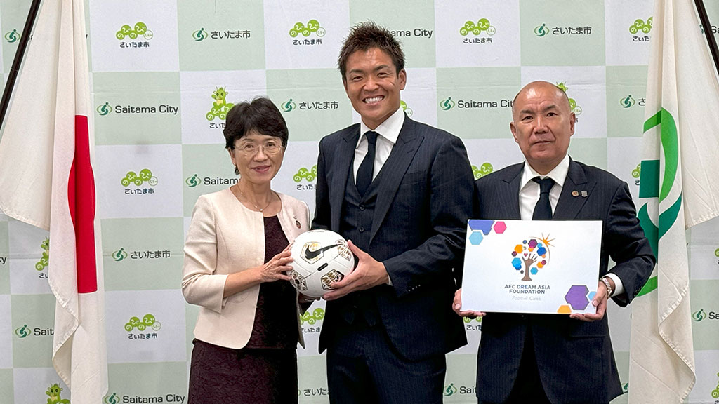 ACL優勝記念サッカーボールを市内5区小学校/スポーツ少年団に寄贈