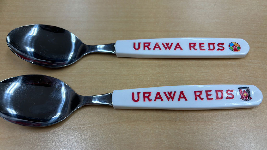 スタジアムで回収したペットボトルキャップを再利用したアップサイクルカトラリーの販売