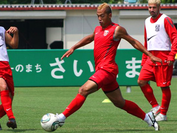 マゾーラ「勝利のために100パーセントを尽くす」 | URAWA RED DIAMONDS