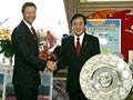 藤口光紀代表、ブッフバルト監督、山田暢久キャプテンが、上田清司埼玉県知事、相川宗一さいたま市長を表敬訪問