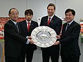 Ｊリーグの優勝報告に三菱自動車、三菱ふそうを訪問