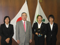 レッズレディース、山郷のぞみ、柳田美幸、安藤梢が相川宗一さいたま市長を表敬訪問