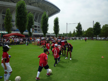 明治製菓ザバスハートフルサッカー、親子で夏の思い出作り