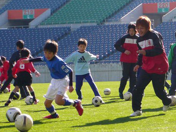 加藤 高橋が 夢のかけはし サッカー教室に参加 Urawa Red Diamonds Official Website