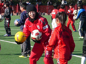 J:COMサッカー教室に選手とハートフルクラブのコーチが参加