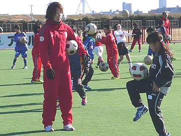 J:COMサッカー教室に選手とハートフルクラブのコーチが参加