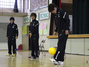 山田直、濱田、高橋が北浦和小を訪問