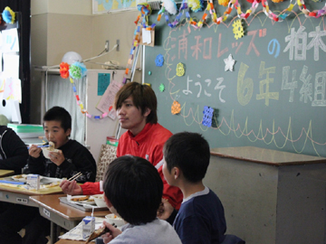 野田、槙野、柏木、小島が市内小学校訪問、児童と交流