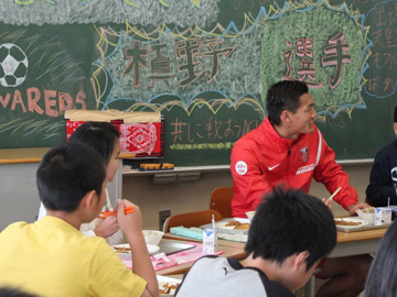 野田、槙野、柏木、小島が市内小学校訪問、児童と交流
