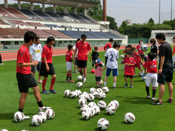 「浦和レッズOBによる親子スポーツクリニック」と「引退セレモニー」開催