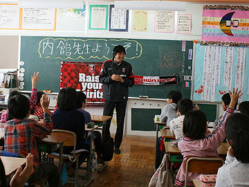 未来くる先生、内舘が母校を訪問