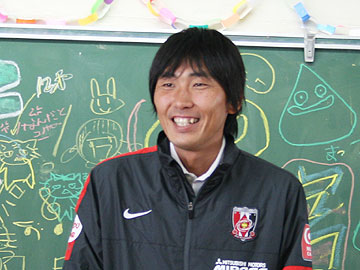 未来くる先生、内舘が母校を訪問