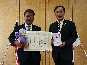 埼玉県知事からレッズに感謝状が贈られる