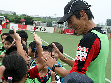 「Jでつながろうサッカー教室」がレッズランドで開催