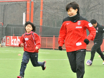 「レッズレディースのガールズサッカー教室inレッズランド」参加者募集中！