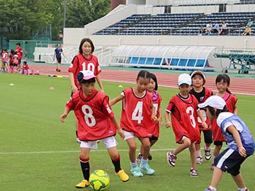 第3回『めざせ!!”なでしこ”女子サッカー教室』にレッズレディース選手たちが参加