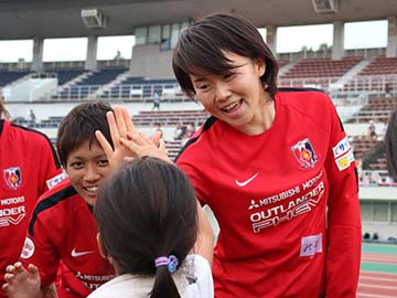 第3回『めざせ!!”なでしこ”女子サッカー教室』にレッズレディース選手たちが参加