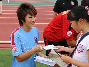 第3回『めざせ!!”なでしこ”女子サッカー教室』にレッズレディース選手たちが参加