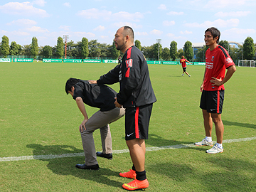 元浦和レッズ　那須大亮選手サイン入り着用スパイク 元浦和レッズ 那須大亮選手サイン入り着用スパイク