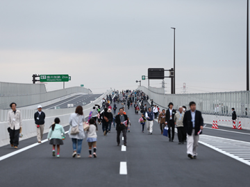 圏央道開通式典にてチームバス走行