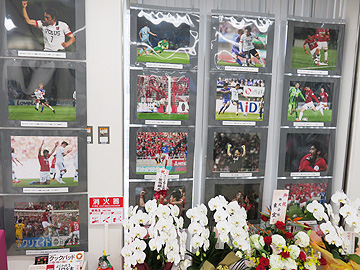 埼玉縣信用金庫「浦和東支店 新築移転オープンキャンペーンで浦和レッズ写真展、実施中!!」