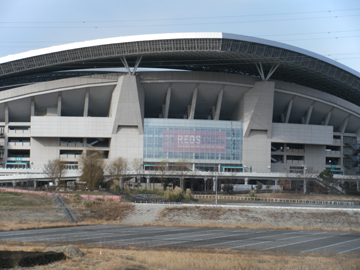 設立25周年「REDS025th」特大バナーが埼玉スタジアムに登場!