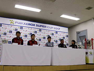 Fuji Xerox Super Cup 17 前日合同記者会見にミシャ監督と武藤が出席 Urawa Red Diamonds Official Website