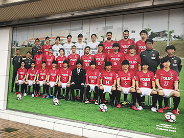 2018シーズンのチーム集合写真が浦和の街に登場