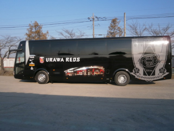 新型チームバスがj1リーグ開幕に合わせて運用 Urawa Red Diamonds Official Website