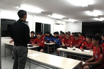 槙野がレッズユース選手たちに経験伝える講義を実施