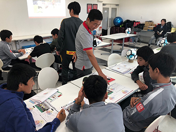 浦和レッズジュニアユース(中学2年生)が『Jリーグ版よのなか科』を実施