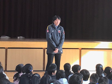 内舘秀樹ジュニアユースコーチが西浦和小学校で講話を実施