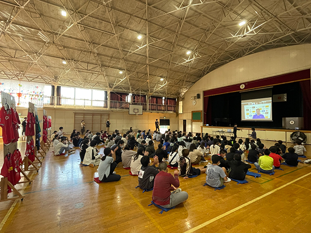 大東小学校でオンライン授業「レッズ先生」を実施。鈴木彩艶が先生 