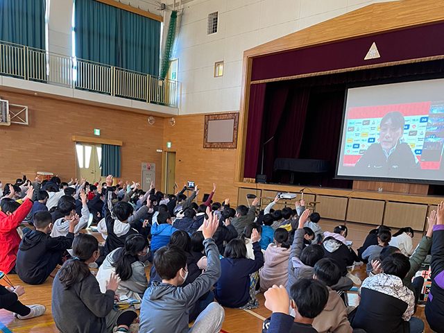 内舘秀樹ジュニアユース監督が西浦和小学校で 未来くる先生 オンライン学校授業 を実施 Urawa Red Diamonds Official Website