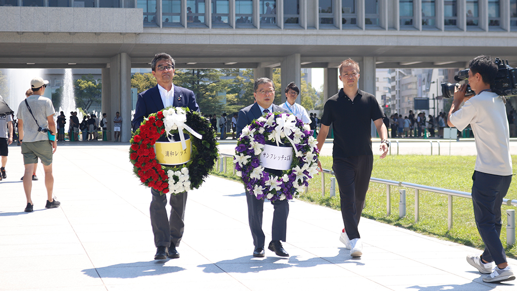 田口代表が広島平和記念公園の慰霊碑へ献花